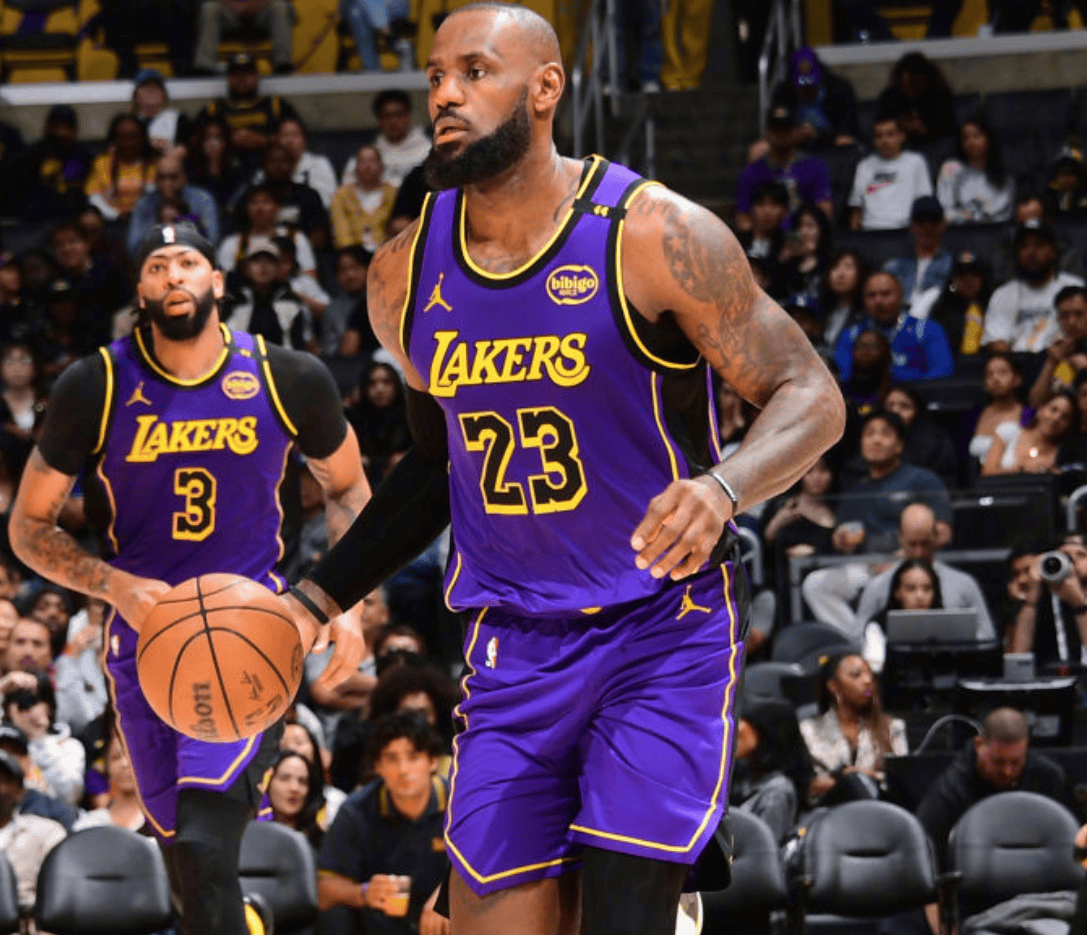 包含重磅！詹姆斯在法国队比赛中晋级关键时刻那不勒斯备战欧超杯，菲尼克斯太阳队长鼓劲备战NBA季后赛的词条